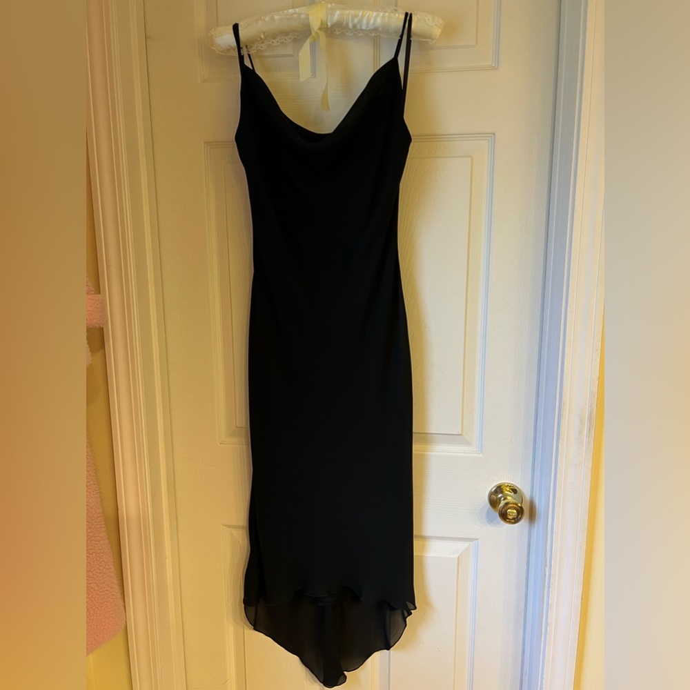 Elegant formal or semi formal dress. Hits just below knee on 5’9” wmn